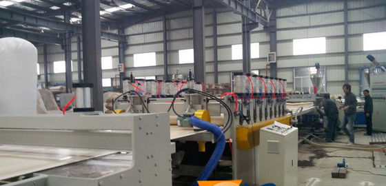 Bau-Schablonen-hölzerne zusammengesetzte Verdrängungs-Plastiklinie WPC-Brett, das Maschine herstellt