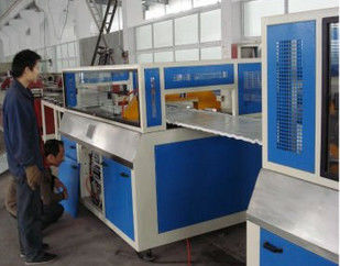 Zwei Schrauben-Plastikbrett-Fertigungsstraße WPC PVC-Bau-Fensterläden schließende Brett-Herstellung