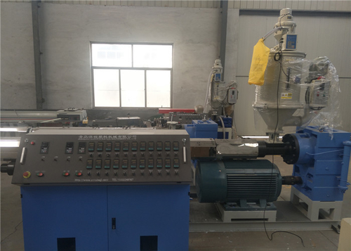 Latest company news about 20mm bis 63mm PET drei Schicht-Rohr-Maschinentest erfolgreich!