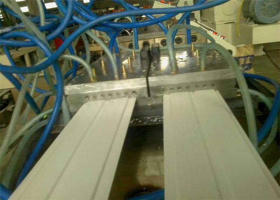 Vollautomatische profil-Verdrängungs-Linie PVCs WPC Plastikfür Tür-/Fenster-Produktion