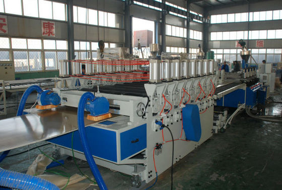 Ein guter Preis. Abfall-Kasten-Schaum-Brett-Maschine PVCs WPC, PVC-Kabinett, das Schaum-Brett-Extruder enthäutet Online