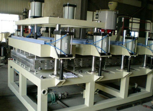 Ein guter Preis. PVC-Schaum-Brett-Maschine, Schaum, der Maschine für Regal/Kabinett herstellt Online