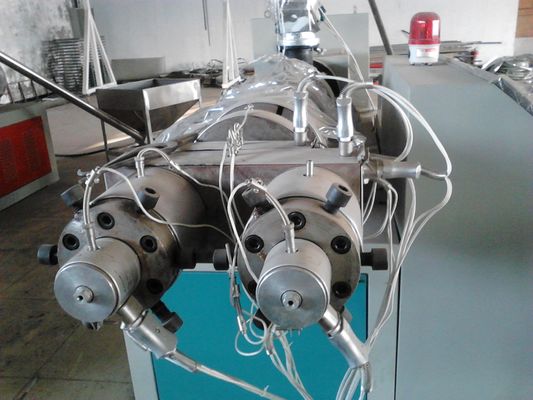 Ein guter Preis. PVC-Zwillings-Schrauben-Kunststoffrohr-Verdrängungs-Linie, Rohr-Extruder-Maschine Online