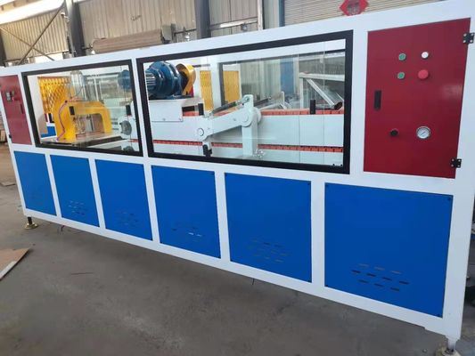 Ein guter Preis. Heiße stempelnde Plastikprofil-Verdrängungs-Linie 300mm Breite PVC-Profil-Extruder Online