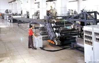 Ein guter Preis. 380V 50HZ PVC-Schaum-Brett-Verdrängungs-Maschine, Plastikbrett-Fertigungsstraße Online