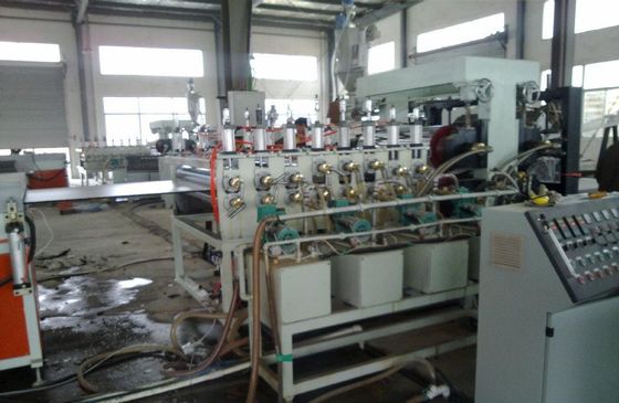 Ein guter Preis. Doppelte Schraube PVC-Schaum-Brett-Maschine, PVC-Kruste schäumte Brett-Fertigungsstraße Online