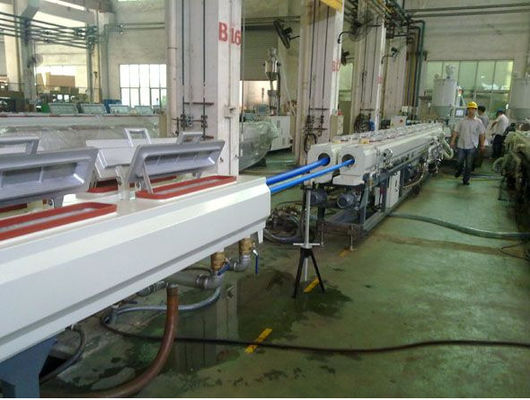 Ein guter Preis. Doppelschneckenextruder-Maschinen-Plastik-PVC-Zwillings-Rohr, das Maschine für Wasserleitung herstellt Online