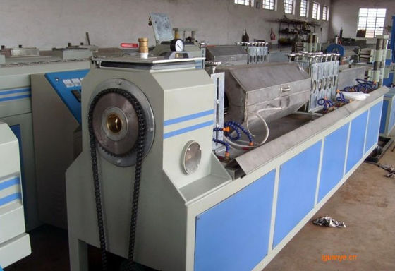 Ein guter Preis. Einzelner Schrauben-Rohr-Extruder PET Kohlenstoff Sprial, das Rohr-Fertigungsstraße verstärkt Online