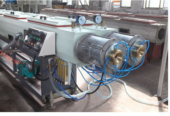 Ein guter Preis. Plc-Steuer-PVC-Kunststoffrohr-Verdrängungs-Linie Doppelschneckenextruder-Maschine Online