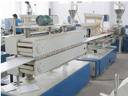 Ein guter Preis. Hölzerne Plastikprodukt-PVC-Blatt-Verdrängungs-Linie/Maschine vollautomatisch Online