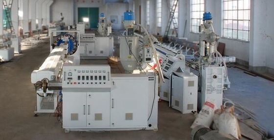 Ein guter Preis. Faserverstärkter weicher Rohr-Extruder doppelte Schrauben-Kunststoffrohr-Produktionsmaschine PVCs Online
