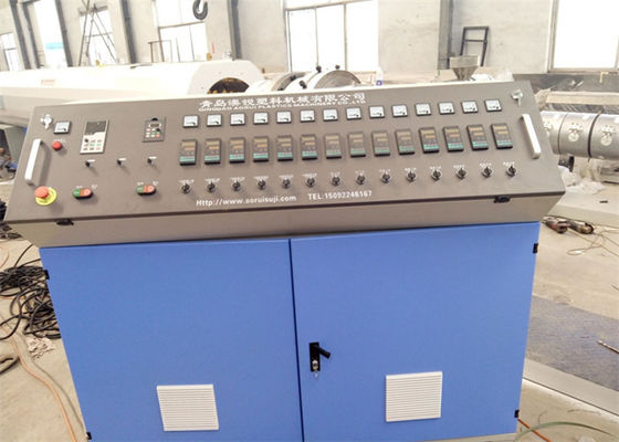 Ein guter Preis. 1220mm WPC Maschine des Brett-Plastikextruder-Fertigungsstraße/3P perfekt und genau Online