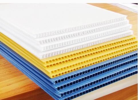 Ein guter Preis. Pp.-PC Höhlen-Kunststoffplatte-Verdrängungs-Linie für PVC-Höhlen-Gitter-Brett-Produktion Online