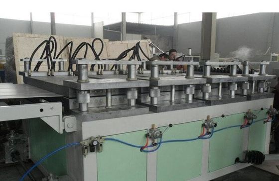 Ein guter Preis. WPC-Bau-Schablone, die Maschine, Wpc-Fertigungsstraße/Extruder herstellt Online