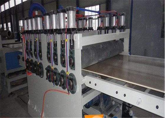 Ein guter Preis. Dauerhafte Schaum-Brett-Maschine PVCs WPC für das machende Tür-Brett, Energie-Motor Online