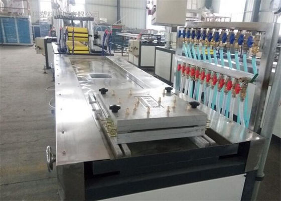 Ein guter Preis. WPC-Brett-Bau-Schablonen-Fertigungsstraße/Extruder/Plastikmaschine Online