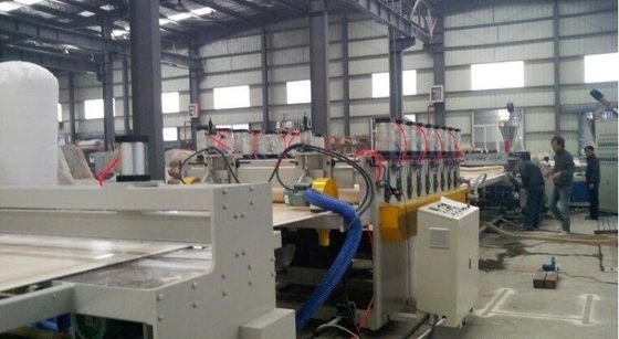Ein guter Preis. Hölzerne zusammengesetzte Verdrängungs-Plastiklinie PVCs WPC für Fenster-Profil-Produktion Online
