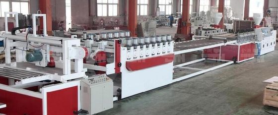 Ein guter Preis. Plastik-WPC-Schaum-Brett-Maschine/Fertigungsstraße, Brett-Maschine enthäutend Online