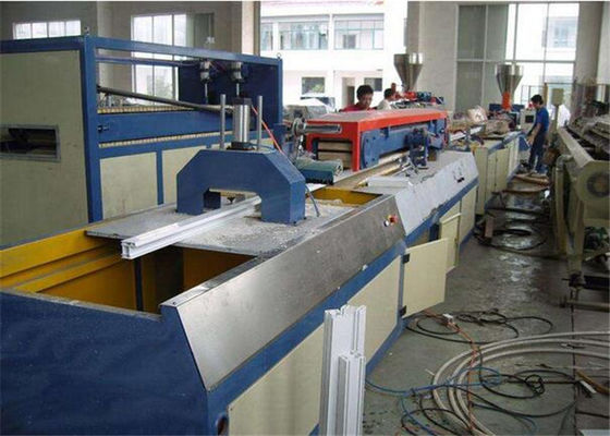 Ein guter Preis. Profil-Extruder-Maschine des doppelte Schrauben-hölzerne Plastikwpc, PVC-Profil-Verdrängungs-Linie Online