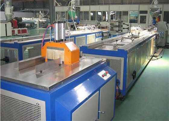 Ein guter Preis. Plastik-PVC-Profil PVC-Decke PVC-Platten-Extruder-Verdrängungs-Linie/Plastikprofil-Fertigungsstraße Online