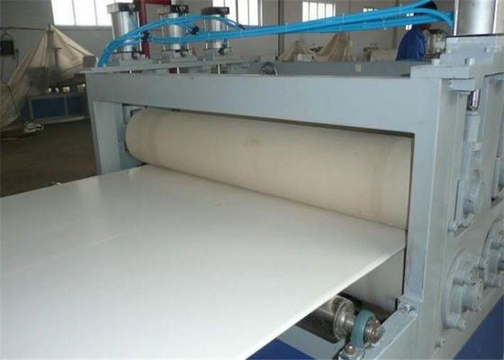 Ein guter Preis. schäumte Plastikbrett-Fertigungsstraße 380V 50HZ WPC, PVC Platten-Verdrängungs-Linie Online