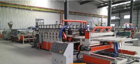 Ein guter Preis. Plastikextruder-hölzerner zusammengesetzter Verdrängungs-Linie/WPC Plastikdecking, der Maschine herstellt Online