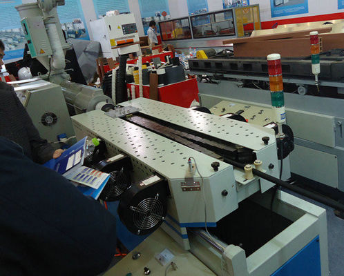 Ein guter Preis. PVC runzelte Rohr-Maschinen-Doppelschneckenextruder, einzelnen Wand-PVC gewellten Rohr-Extruder Online