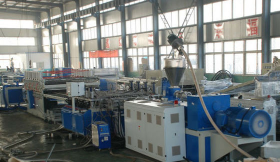 Ein guter Preis. Schablonen-hölzerne zusammengesetzte Verdrängungs-Plastiklinie WPC Builing, WPC-Schaum-Brett-Extruder Online