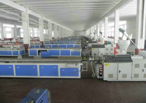 Ein guter Preis. WPC PVC-Fussleiste-Fertigungsstraße, Doppelschneckenextruder Online