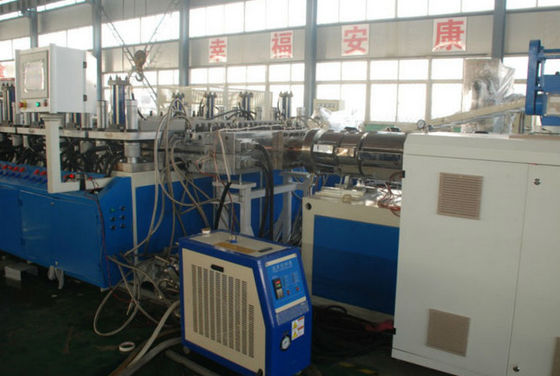 Ein guter Preis. Doppelschneckenextruder WPC PVC-Schaum-Brett-Fertigungsstraße für Möbel-Brett Online