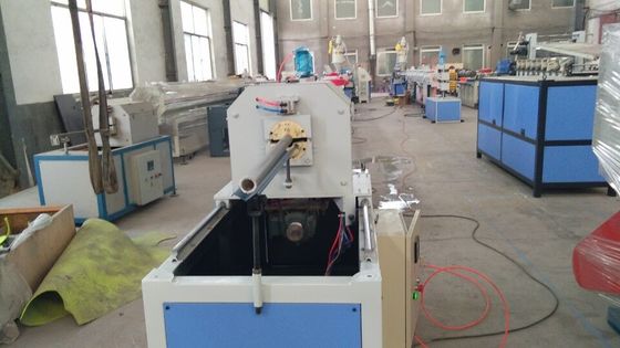 Ein Schrauben-elektrischer PET-Rohr-Extruder, der Maschine für Plastikgewölbtes Rohr herstellt