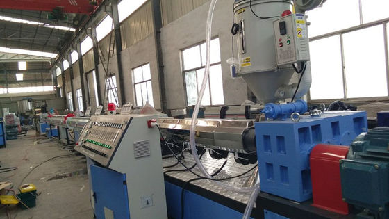 16 mm bis 63 mm PE-Plastikrohr-Extrusionslinie Drei-Schicht-PE-Rohr-Extrusionsmaschine