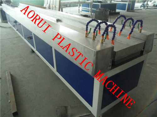 Ein guter Preis. Feuchtigkeitsfeste WPC-Profil-Fertigungsstraße, Kabinentrennwand-Profil-Extruder Online