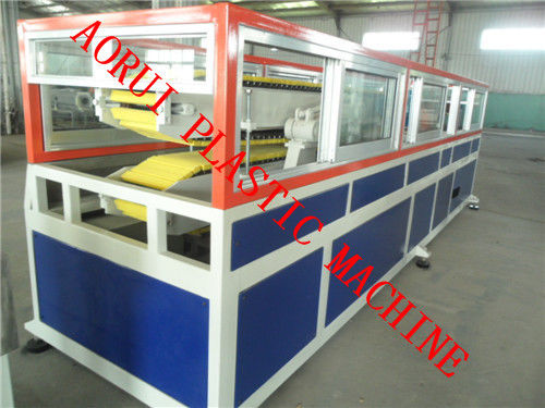 Ein guter Preis. WPC-Wand/Decking-Plastikprofil-Verdrängungs-Linie 160-280kg/h Online