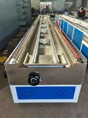 Ein guter Preis. PVC-Profil-Extruder-Maschine, profil-Verdrängungs-Maschine PVCs WPC Plastikmit Doppelschneckenextruder, Tür-Profil-Maschine Online