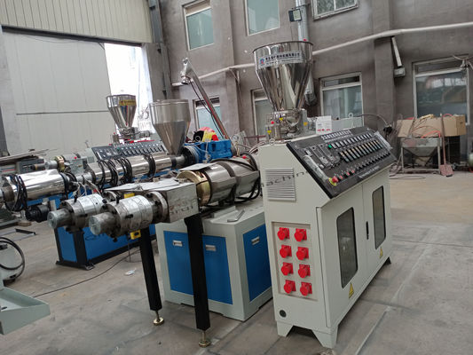Doppeltes Rohr-Verdrängungs-Linie 50HZ PVC-Doppelschneckenextruder UPVC CPVC