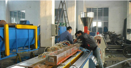 Ein guter Preis. 22kw 120kg/H 10m/Min Profil-Verdrängungs-Linie PVCs WPC, Plastikprofil, das Maschine herstellt Online