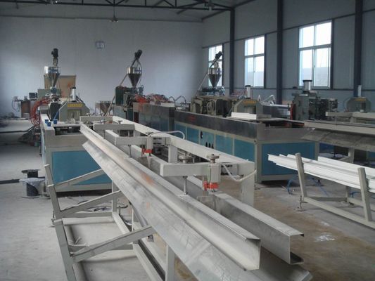 Ein guter Preis. Automatische hölzerne zusammengesetzte Verdrängungs-Plastiklinie, zwei Extruder der Schrauben-WPC Online