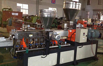 Ein guter Preis. Aufbereiteter Plastikkörnchen-Maschine HAUSTIER Zwillings-Schraube vergeudeter Flocken-Extruder Online