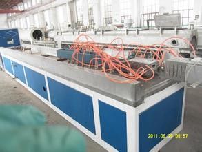 Ein guter Preis. WPC-Handlauf-Profil-Extruder, Profil-Maschinerie mit der Eisenbahn befördernd Online