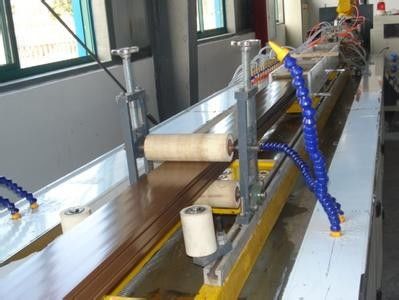 Ein guter Preis. WPC-Leitschienen-Profil-Verdrängungs-Linie, Stuhl-Profil-Extruder Online