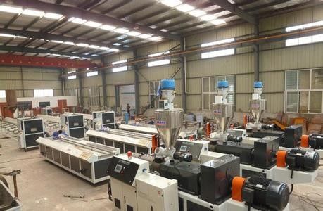 Ein guter Preis. WPC-Blatt-Plastikverdrängungs-Maschine, konischer Doppelschneckenextruder Online