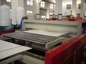 Ein guter Preis. Volle automatische WPC-Schaum-Brett-Maschine, hölzerner Plastikdoppelschneckenextruder Online
