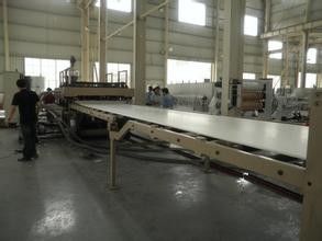 Ein guter Preis. Schaum-Brett-Maschine Badezimmer PVCs WPC WPC, aufbereiteter konischer Doppelschneckenextruder Online